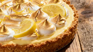Receita de Torta de Limão Cremosa com Base Crocante e Merengue Dourado