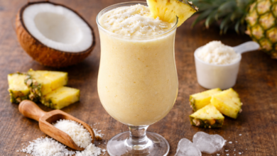 Bebida proteica tropical de manga com coco — refrescante, cremosa e perfeita para dias quentes.