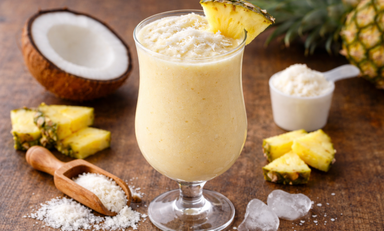 Bebida proteica tropical de manga com coco — refrescante, cremosa e perfeita para dias quentes.